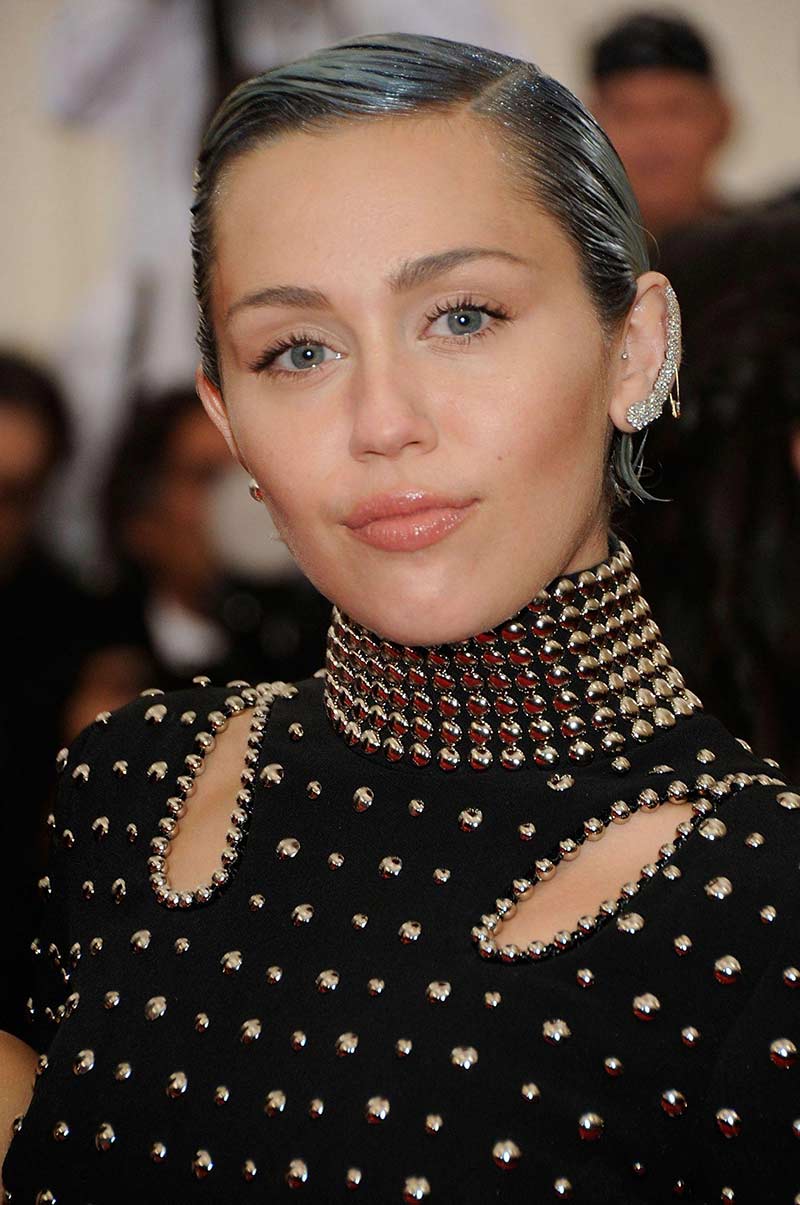 miley cyrus wearing ear cuff body jewelry