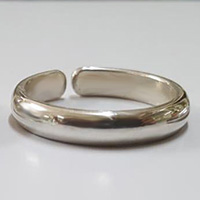 Classic adjustable silver toe ring jewellery.