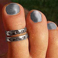Adjustable engraved silver toe ring jewellery.