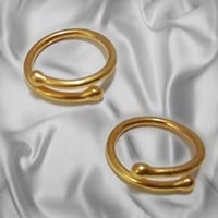 Women's non-piercing body jewellery in gold plating.